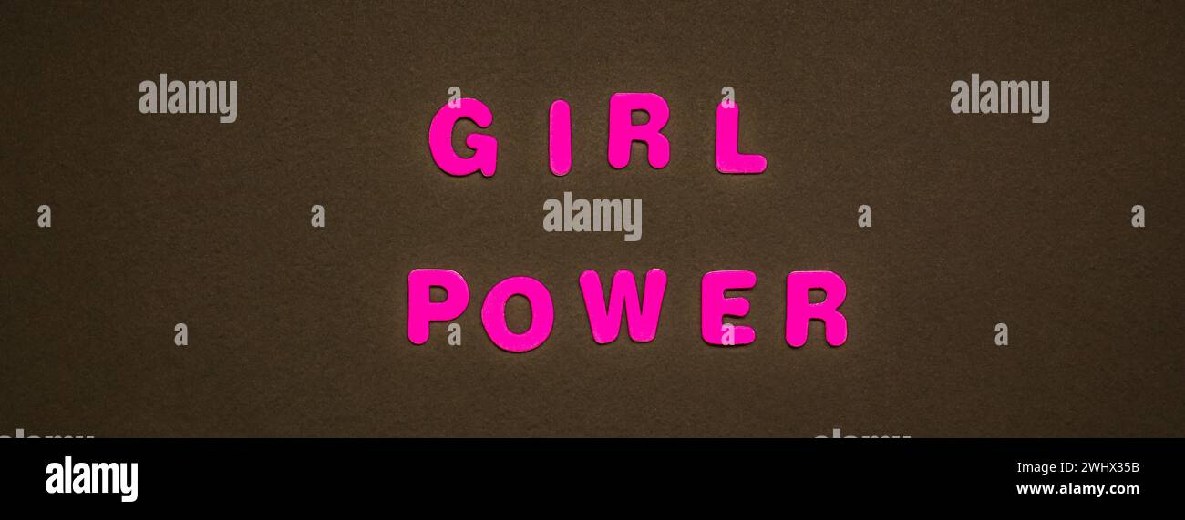 POTERE DELLA RAGAZZA che scrive su sfondo di carta nera Foto Stock