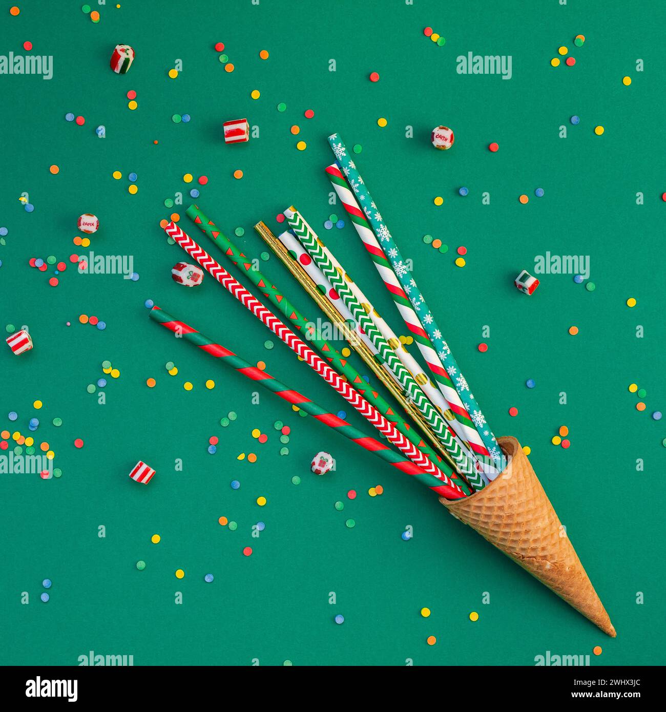 Cocktail party di Natale con cannucce al cono di waffle Foto Stock