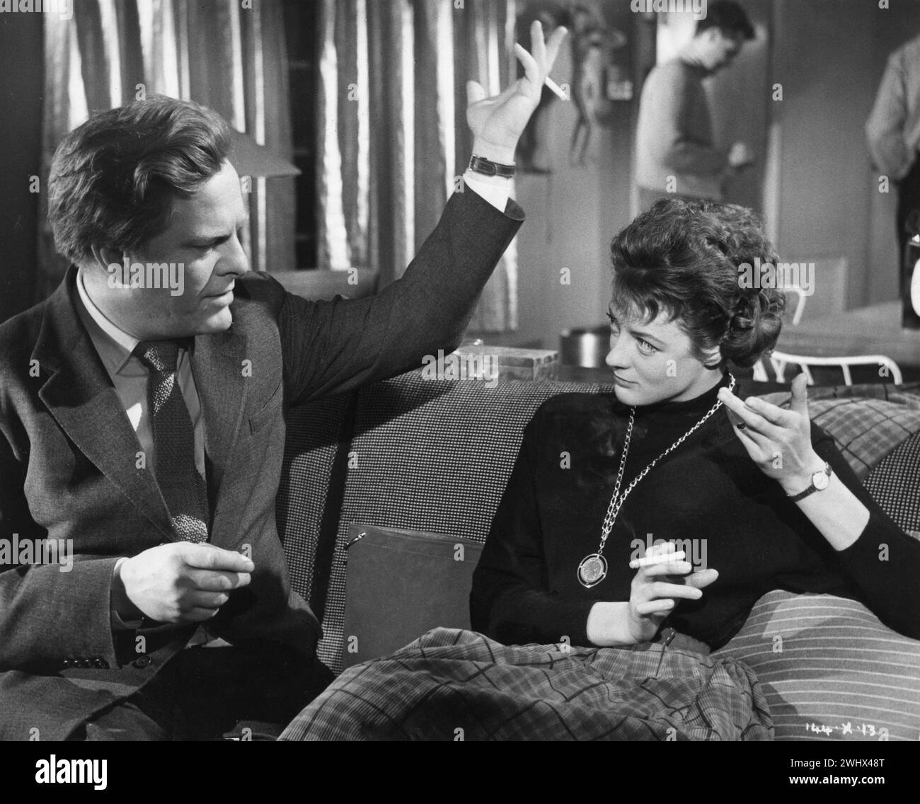 Il regista SETH HOLT con una giovane MAGGIE SMITH sul set del romanzo del 1958 DONALD Mackenzie An Ealing Film/MGM Foto Stock