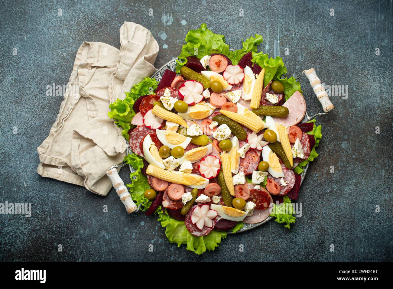 Fiambre, insalata di Guatemala, Messico e America Latina, servita su un ampio piatto con vista dall'alto. Piatto festivo per il giorno di Ognissanti (giorno del Foto Stock