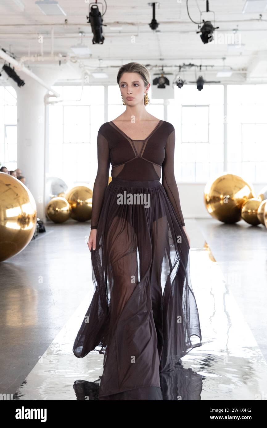 New York. US, 11/02/2024, Una modella cammina sulla pista indossando la collezione Undertop "la Dolce vita", ispirata agli angoli d'Italia creata dalla designer brasiliana Juliana Mansur durante Flying solo NYFW febbraio 2024 ai Canoe Studios l'11 febbraio 2024 a New York City. Crediti: Brasile Photo Press/Alamy Live News Foto Stock