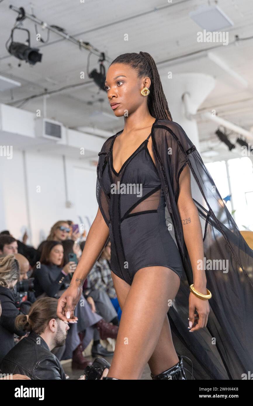 New York. US, 11/02/2024, Una modella cammina sulla pista indossando la collezione Undertop "la Dolce vita", ispirata agli angoli d'Italia creata dalla designer brasiliana Juliana Mansur durante Flying solo NYFW febbraio 2024 ai Canoe Studios l'11 febbraio 2024 a New York City. Crediti: Brasile Photo Press/Alamy Live News Foto Stock