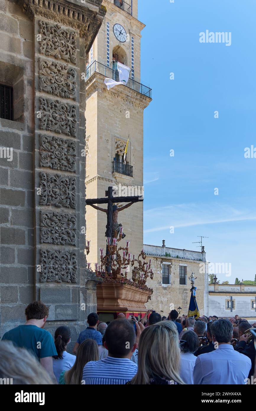 Jerez de la Frontera, Spagna - 11 febbraio 2024: Processione della settimana Santa di fronte alla cattedrale di Jerez de la Frontera, Spagna. Devoti e turisti Foto Stock