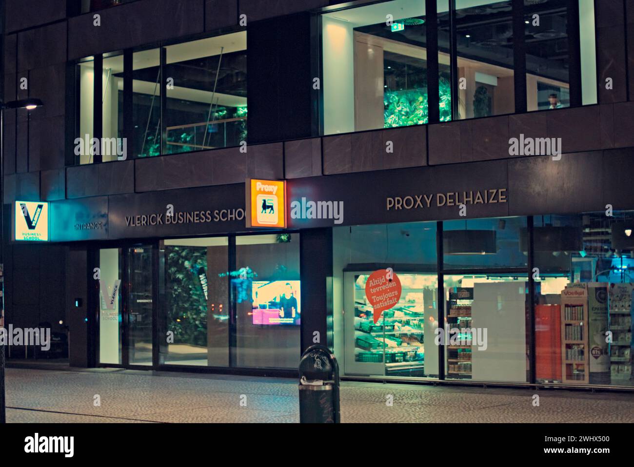 Bruxelles, Belgio. 5 febbraio 2024. Facciata dell'edificio. Uno sguardo alla città di notte. Esterno della Proxy Delhaize e della Vlerick Business School Foto Stock