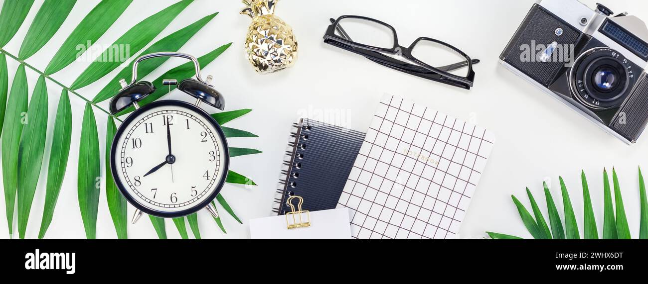 Scrivania da ufficio dal design elegante con fotocamera Foto Stock