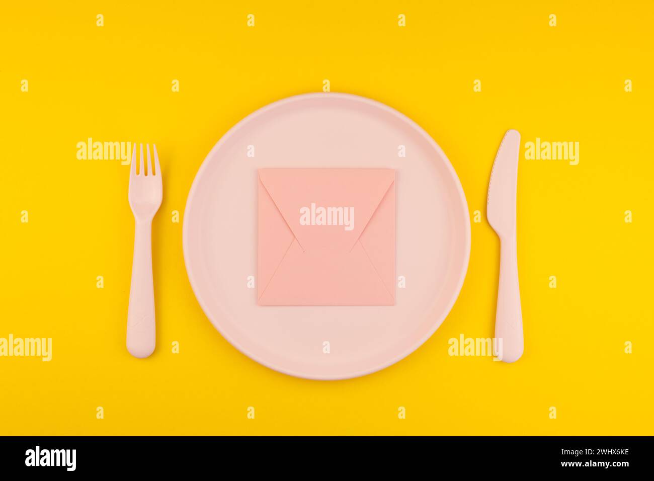 Lettera rosa sul tavolo da pranzo. Concetto romantico Foto Stock