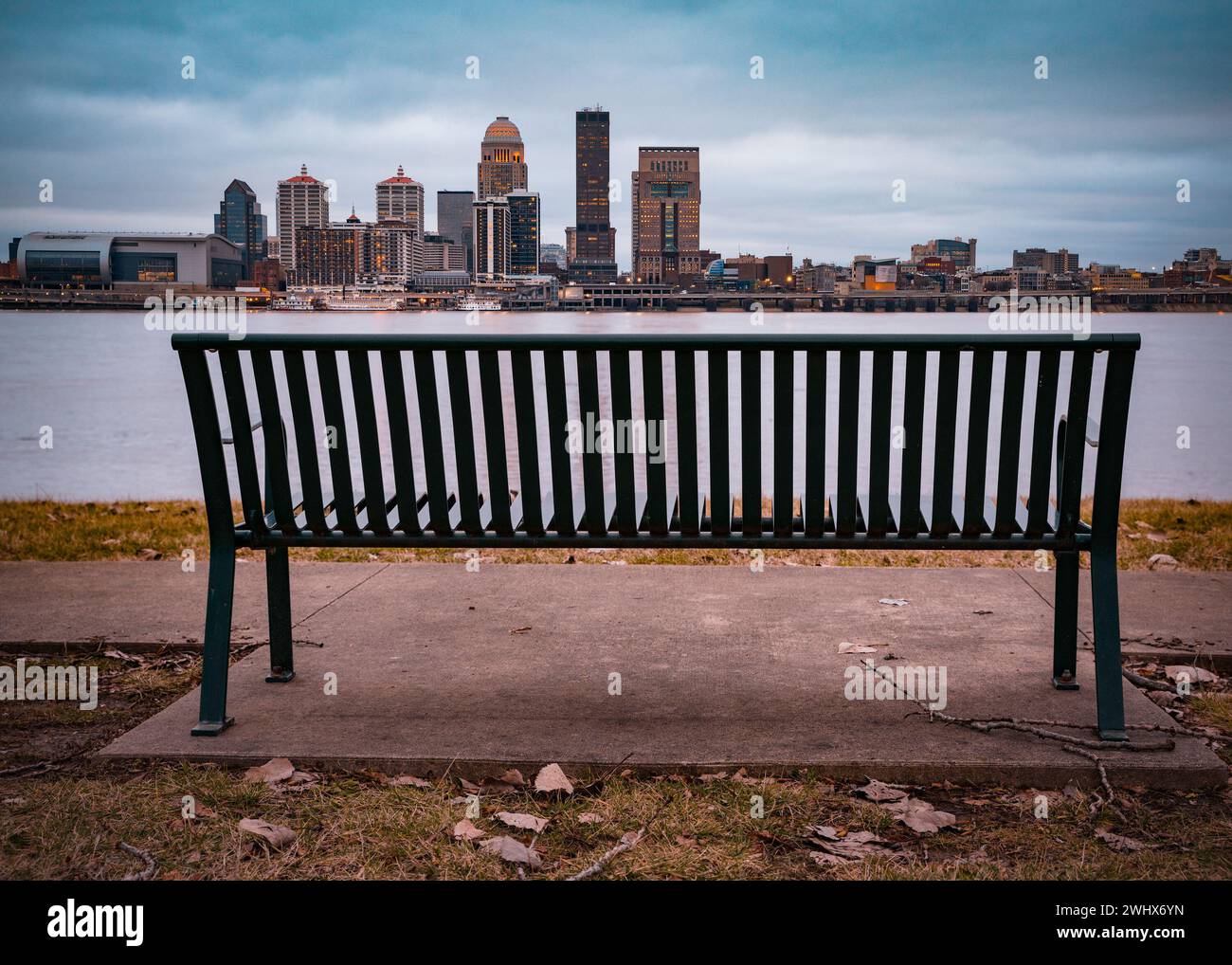 Skyline di Louisville, Kentucky, con fiume Ohio e panchina Foto Stock