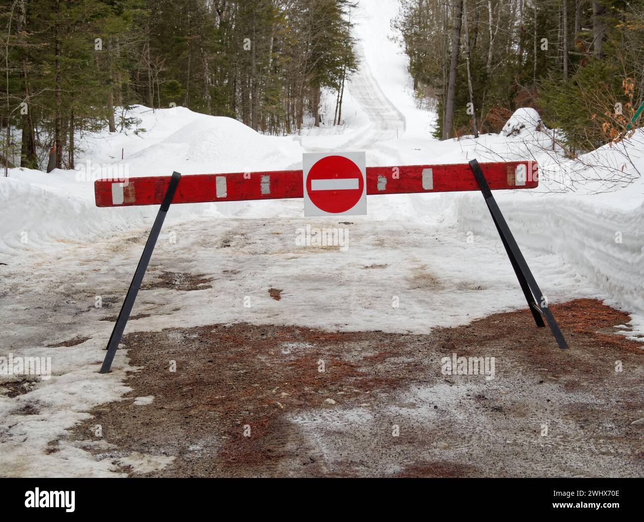 Barricata stradale su una piccola strada rurale in inverno. Quebec, Canada Foto Stock