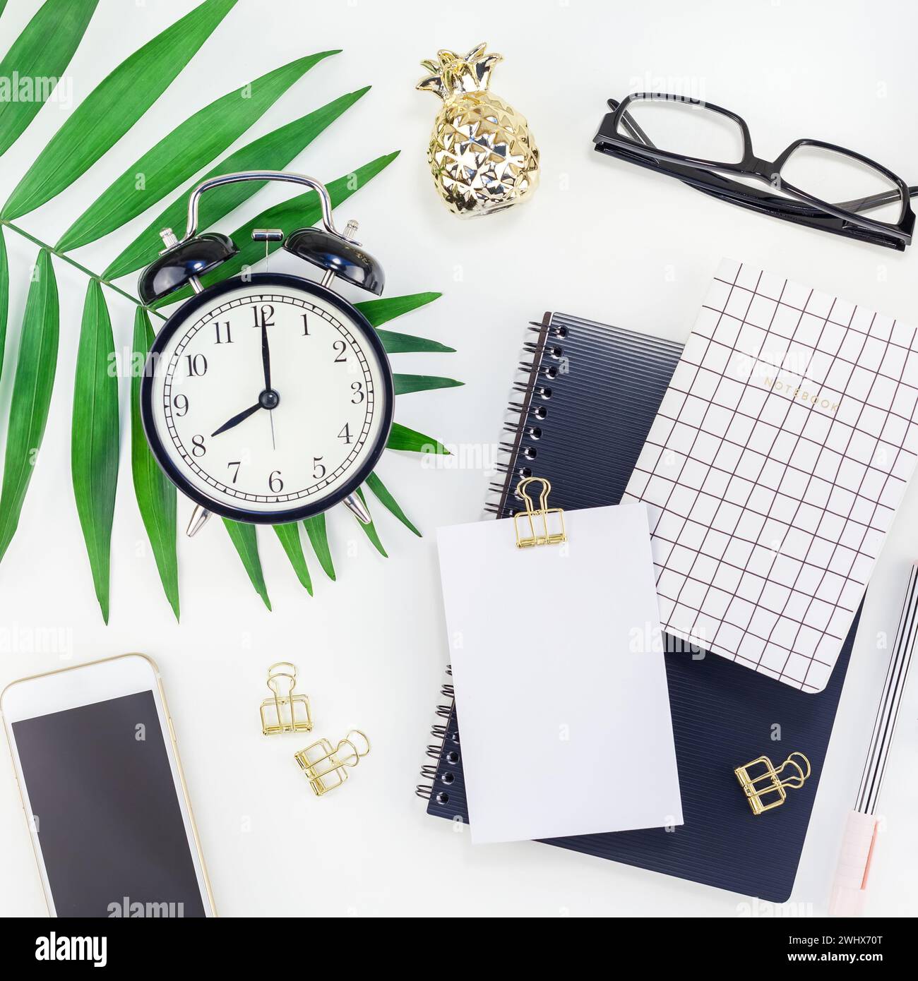 Scrivania da ufficio dal design elegante con fotocamera Foto Stock