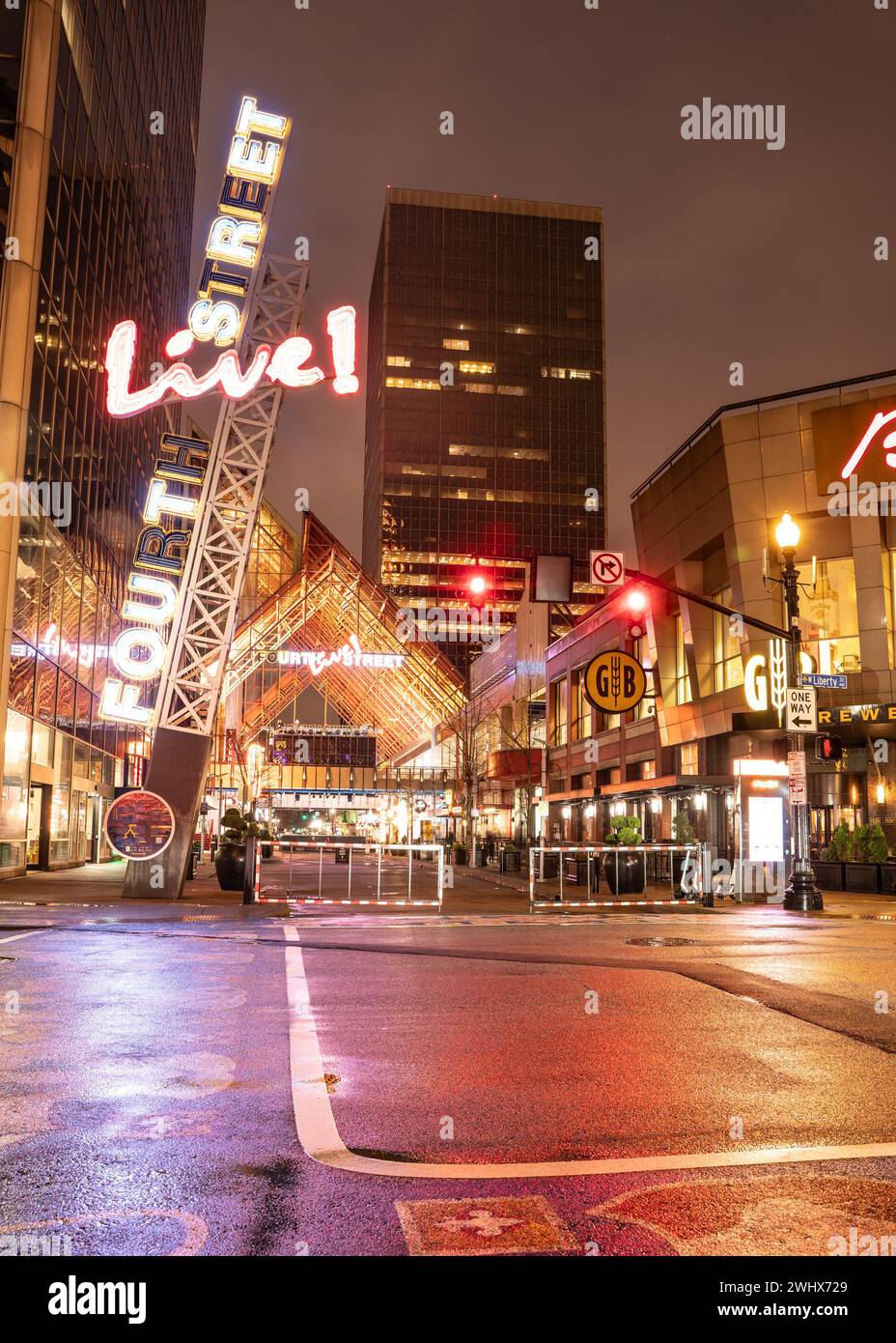 Louisville, Kentucky - 25 gennaio 2024: Vivace e colorata scena notturna di Louisville, Kentucky, al Landmark Fourth Street Live Foto Stock