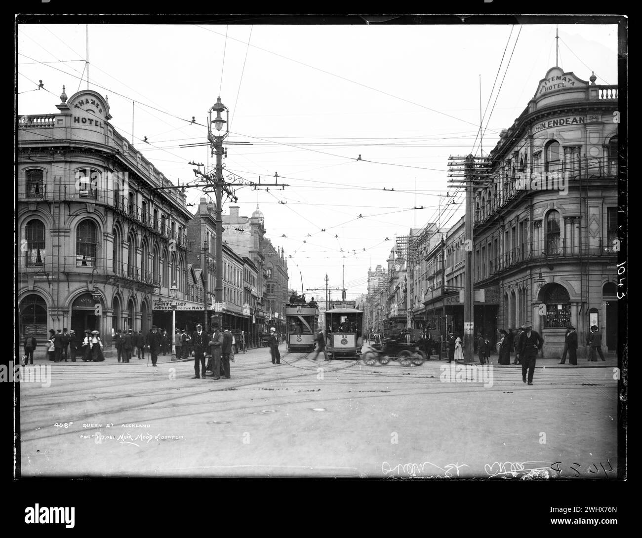 Queen Street, centro urbano con tram e gente sulla strada commerciale Auckland, scena fotografica di strada d'epoca dalla nuova Zelanda, primi anni '1900 Foto Stock