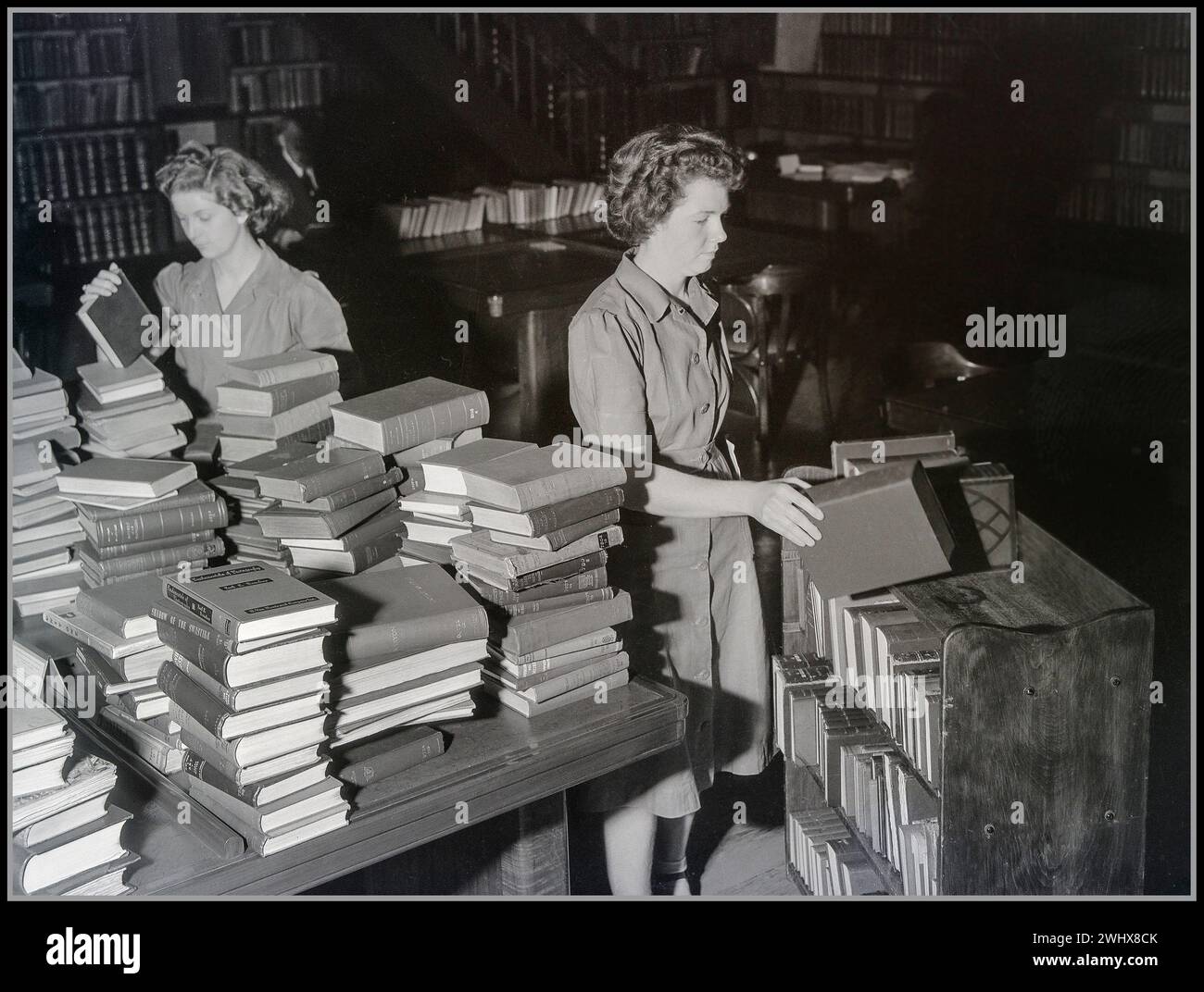 WW2 Books, Library Books for Lending Library, Mitchell Building, State Library of New South Wales, Australia 1943 Foto Stock WW2 Books, Library Books for Lending Library, Mitchell Building, State Library of New South Wales, Australia 1943 Foto Stock