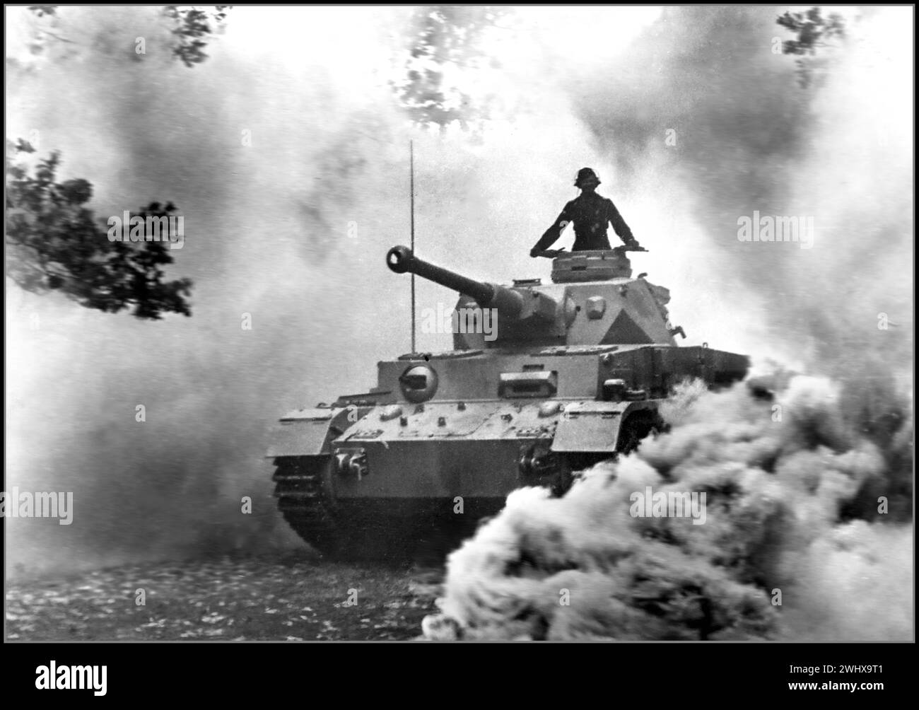 IL CARRO ARMATO NAZISTA PANZER WW2 PZ Kpfw IV Ausf. G, con L/43 pistola. È comandato da Zugführer SS-Untersturmführer Schöntaube. Immagine presa come parte di una serie durante una dimostrazione di propaganda nazista sulle armi. 2) Zug/III Kompanie/SS-Panzer-Regiment 2/2. SS-Panzer-Division 1942-09-12 la ZP tedesca. Il IV carro armato delle Waffen-SS naziste sta avanzando attraverso il fumo di campo, posto come un mimetico. Settembre 1942 seconda guerra mondiale Foto Stock