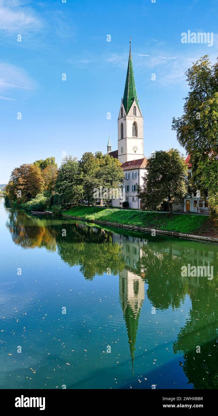 Vista sul lungomare di Rottenburg am Neckar e sulla chiesa Foto Stock