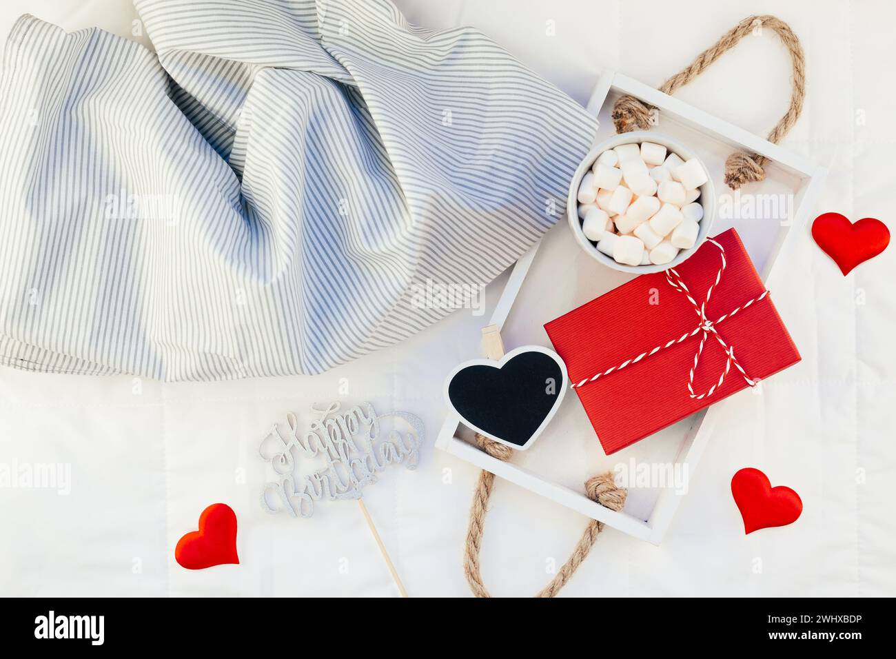 Colazione romantica a letto. Concetto di compleanno Foto Stock