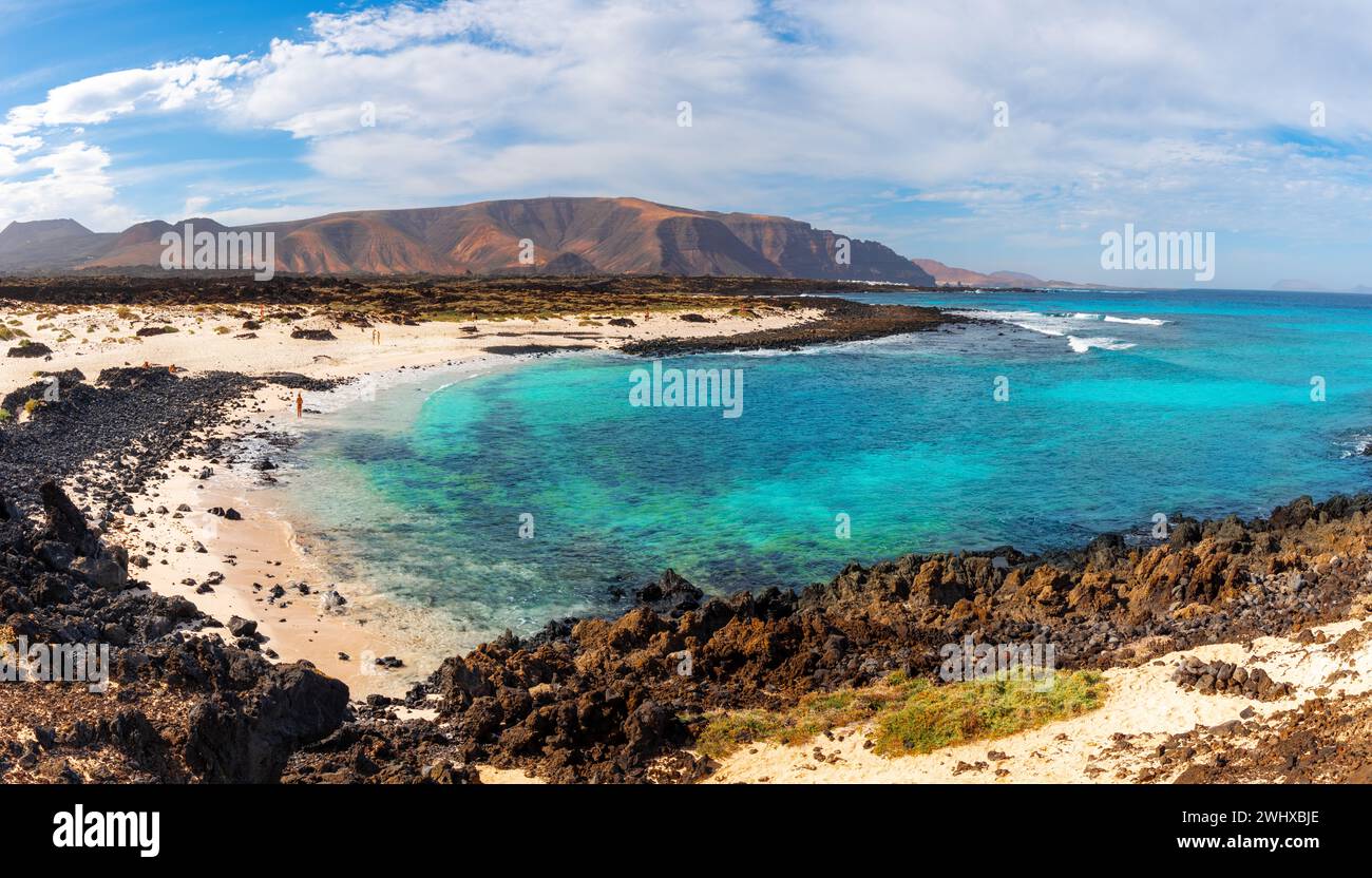 Vista panoramica del Monumento naturale del Vulcano de la Corona e della spiaggia di Jabillo sulla costa dell'Oceano Atlantico settentrionale a Lanzarote, Canary ISL Foto Stock