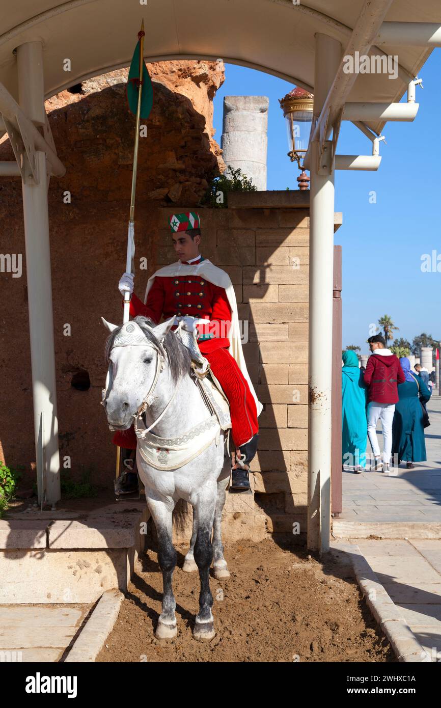 Rabat, Marocco - gennaio 25 2018: Una Guardia reale marocchina montata su un cavallo all'ingresso principale della spianata Yacoub al-Mansour. Foto Stock