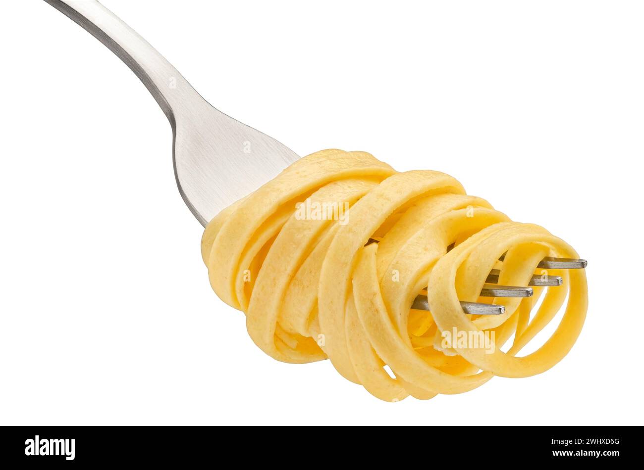 Spaghetti su forchetta, fettuccine isolate su fondo bianco, piena profondità di campo Foto Stock