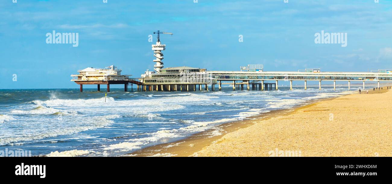 Spiaggia del Mare del Nord e il molo di Scheveningen nei pressi di Aia, Olanda Foto Stock