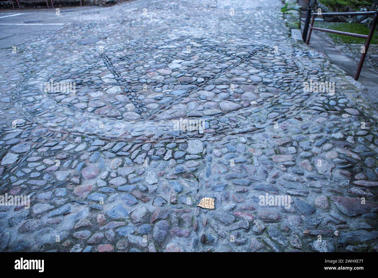Quartiere ebraico di Hervas. Pavimentazione in ciottoli decorata con la Stella di David. Villaggio di Ambroz Valley. Caceres, Estremadura, Spagna Foto Stock