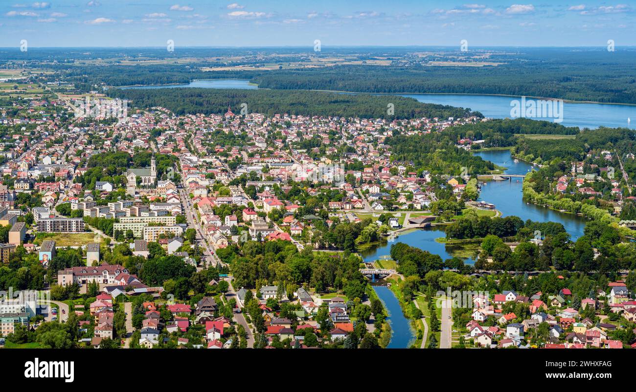 La città di Augustow, sul fiume netta e sul lago Necko, con il suo paesaggio aereo sotto il cielo blu Foto Stock