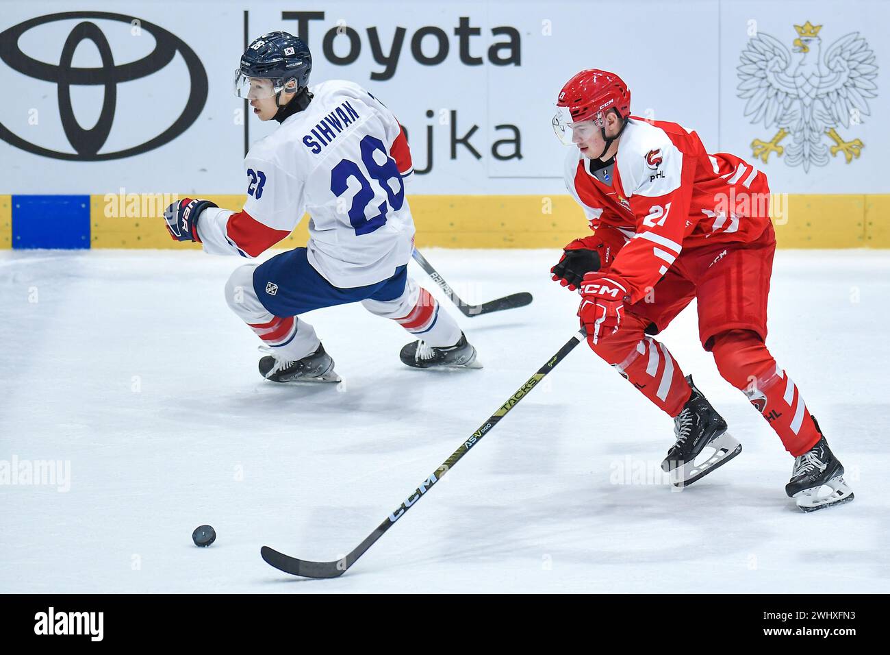 2024.02.11 Sosnowiec Hokej na lodzie Mezczyzn IIHF Turniej Pre-Kwalifikacyjny do Igrzysk Olimpijskich Sosnowiec 2024 Polska - Corea Poludniowa N/z Kim Shiwan, Kamil Walega foto Marcin Bulanda/PressFocus 2024.02.11 Sosnowiec Ice Hockey Men IIHF Olympic Ice Hockey Qualification Round 3 - Kim Shiwan 2024 Poludniska Kamil Walega credito: Marcin Bulanda/PressFocus credito: SIPA USA/Alamy Live News Foto Stock