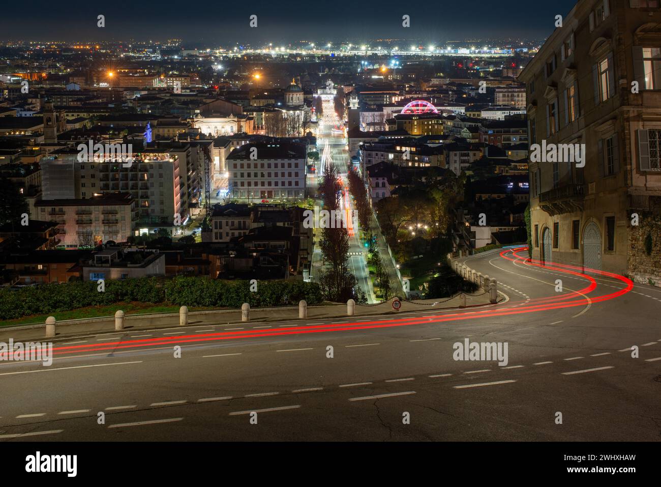 Strada notturna che collega la parte antica di Bergamo con la parte moderna Foto Stock