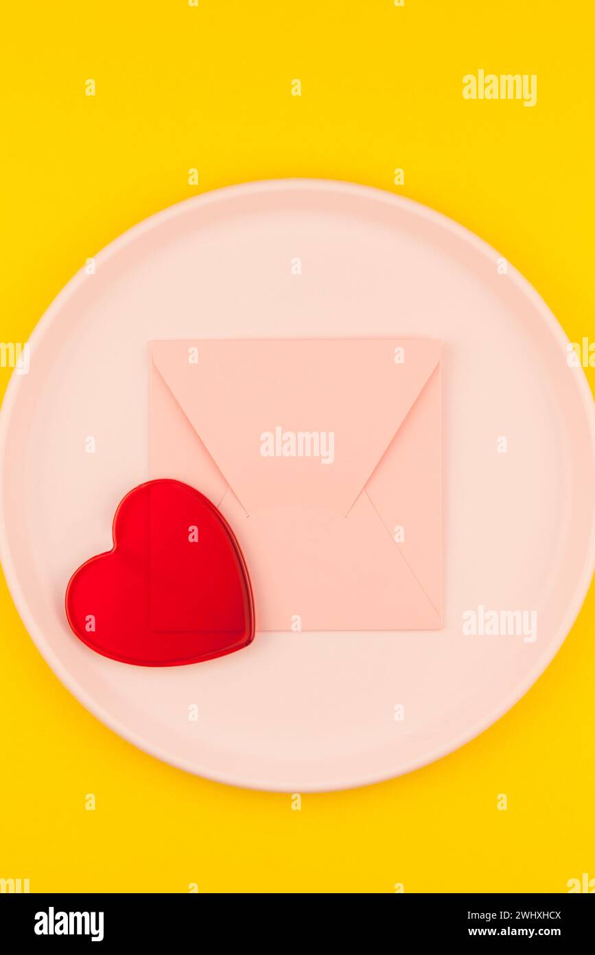 Lettera rosa sul tavolo da pranzo. Concetto romantico Foto Stock