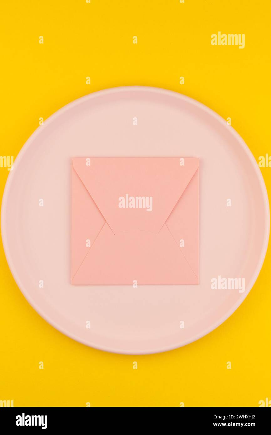 Lettera rosa sul tavolo da pranzo. Concetto romantico Foto Stock