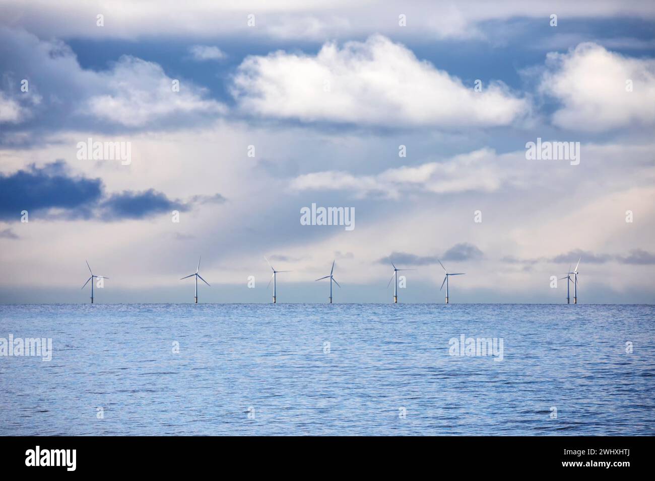 Orizzonte in mare con turbine eoliche Foto Stock