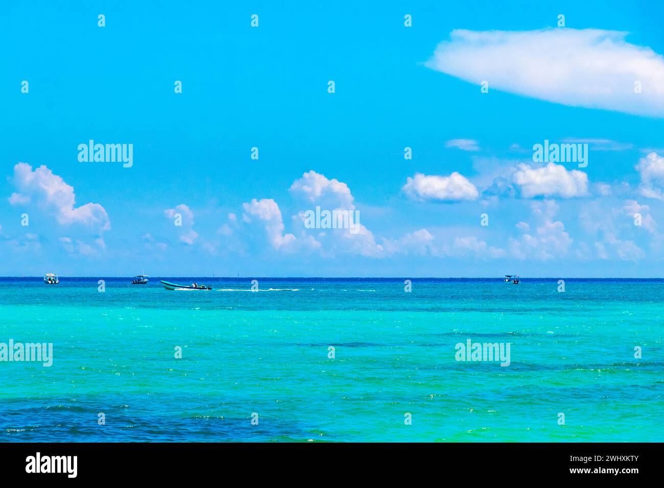 Yacht, catamarano, molo dei traghetti e porto sulla spiaggia tropicale messicana dei caraibi, vista panoramica e acque blu turchesi a Playa del Carm Foto Stock