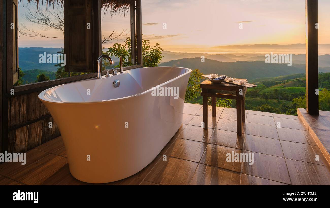 Vasca da bagno che si affaccia sulle montagne di Chiang Rai nella Thailandia settentrionale Foto Stock