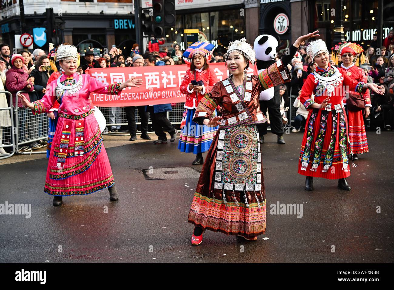 Charing Cross Road, Londra, Regno Unito. 11 febbraio 2024. La parata del capodanno cinese ha molti draghi che rappresentano l'anno del Drago. Migliaia di persone hanno partecipato alla celebrazione cinese a Londra, che ha visto i parati vestiti con costumi tradizionali cinesi, carri allegorici in stile cinese, danze di leoni e danze di draghi. Il nuovo anno lunare 2024 è l'anno del Drago. La comunità cinese a Londra, nel Regno Unito, organizzò una parata lungo Charing Cross Road a Londra Chinatown e si esibì a Trafalgar Square. Credito: Vedi li/Picture Capital/Alamy Live News Foto Stock