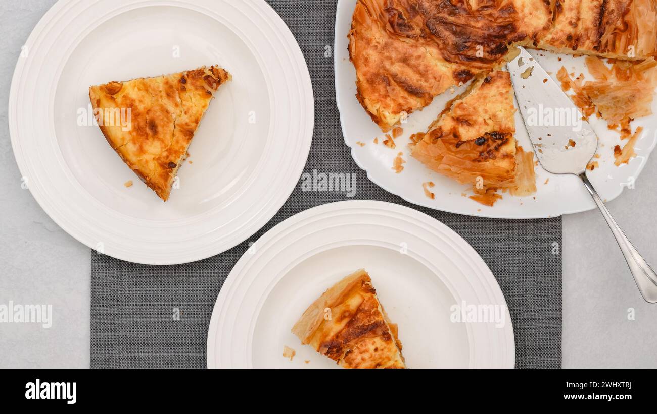 Torta di pasta fillo con ripieno di formaggio cremoso primo piano su un piatto bianco, piatto Foto Stock
