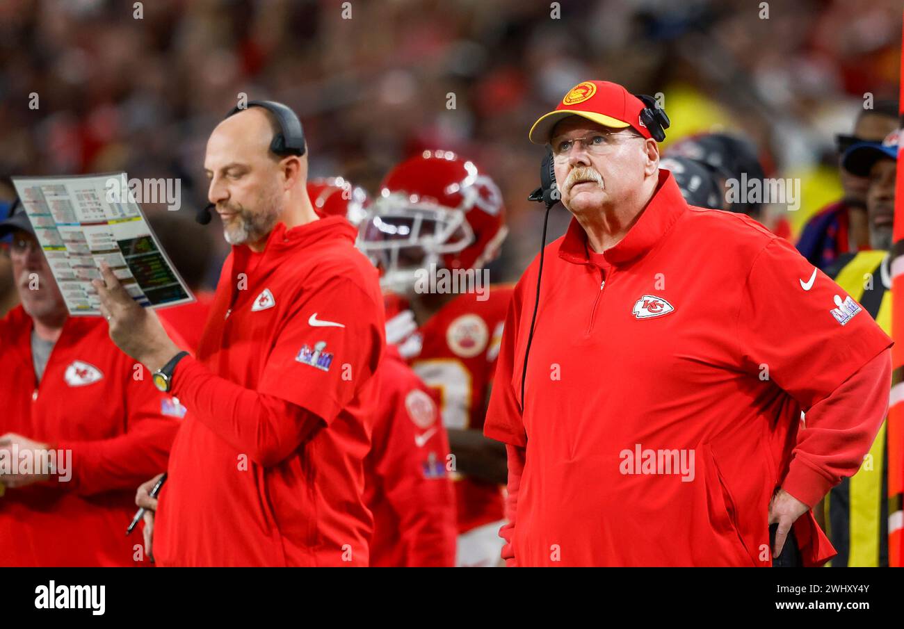 Las Vegas, Stati Uniti. 11 febbraio 2024. Andy Reid, capo-allenatore dei Kansas City Chiefs, lavora a bordo campo durante il primo tempo del Super Bowl LVIII contro i San Francisco 49ers all'Allegiant Stadium di Las Vegas, Nevada, domenica 11 febbraio 2024. Foto di John Angelillo/UPI credito: UPI/Alamy Live News Foto Stock