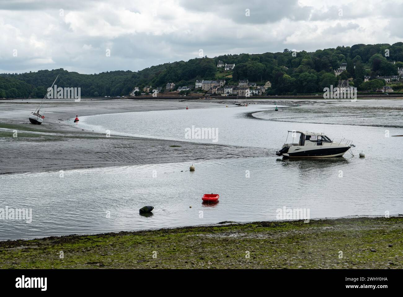 Bassa marea nella baia di Morlaix, Bretagna Foto Stock