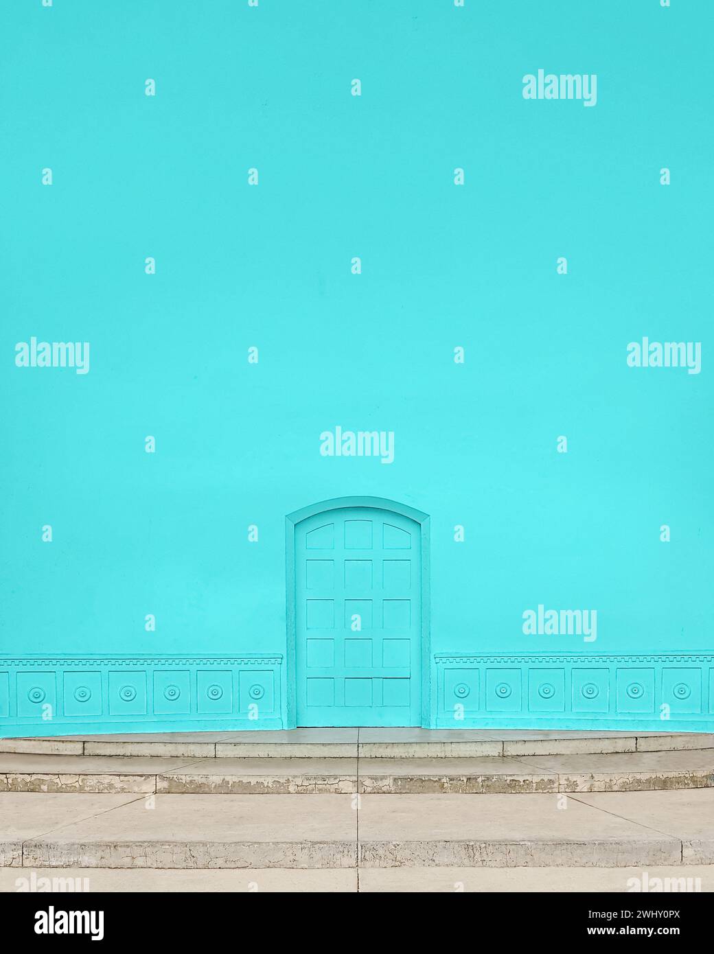 Parete e porta dell'anfiteatro blu minimale con spazio per le copie Foto Stock
