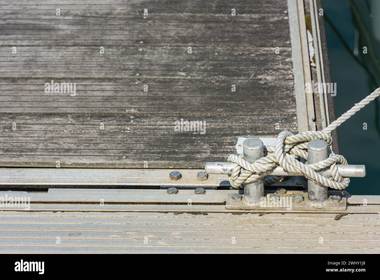 Corda di ormeggio legata intorno a una scarpa Foto Stock