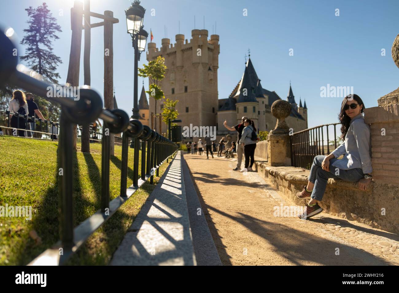2023 09 23 Segovia, Spagna. Giovane turista alla torre di Juan II e all'Alcazar Foto Stock