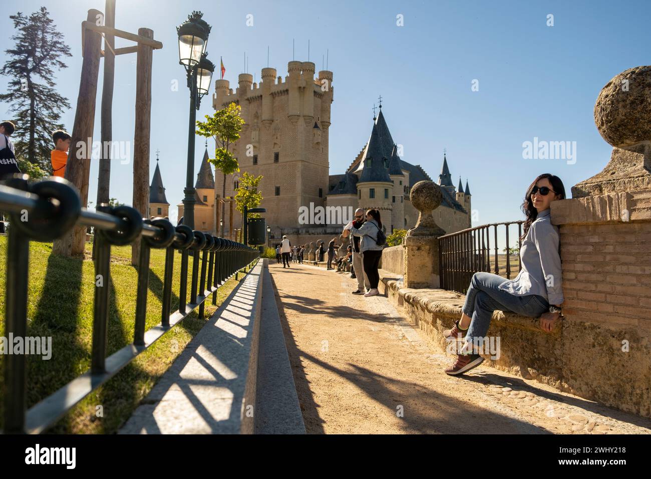 2023 09 23 Segovia, Spagna. Giovane turista alla torre di Juan II e all'Alcazar Foto Stock