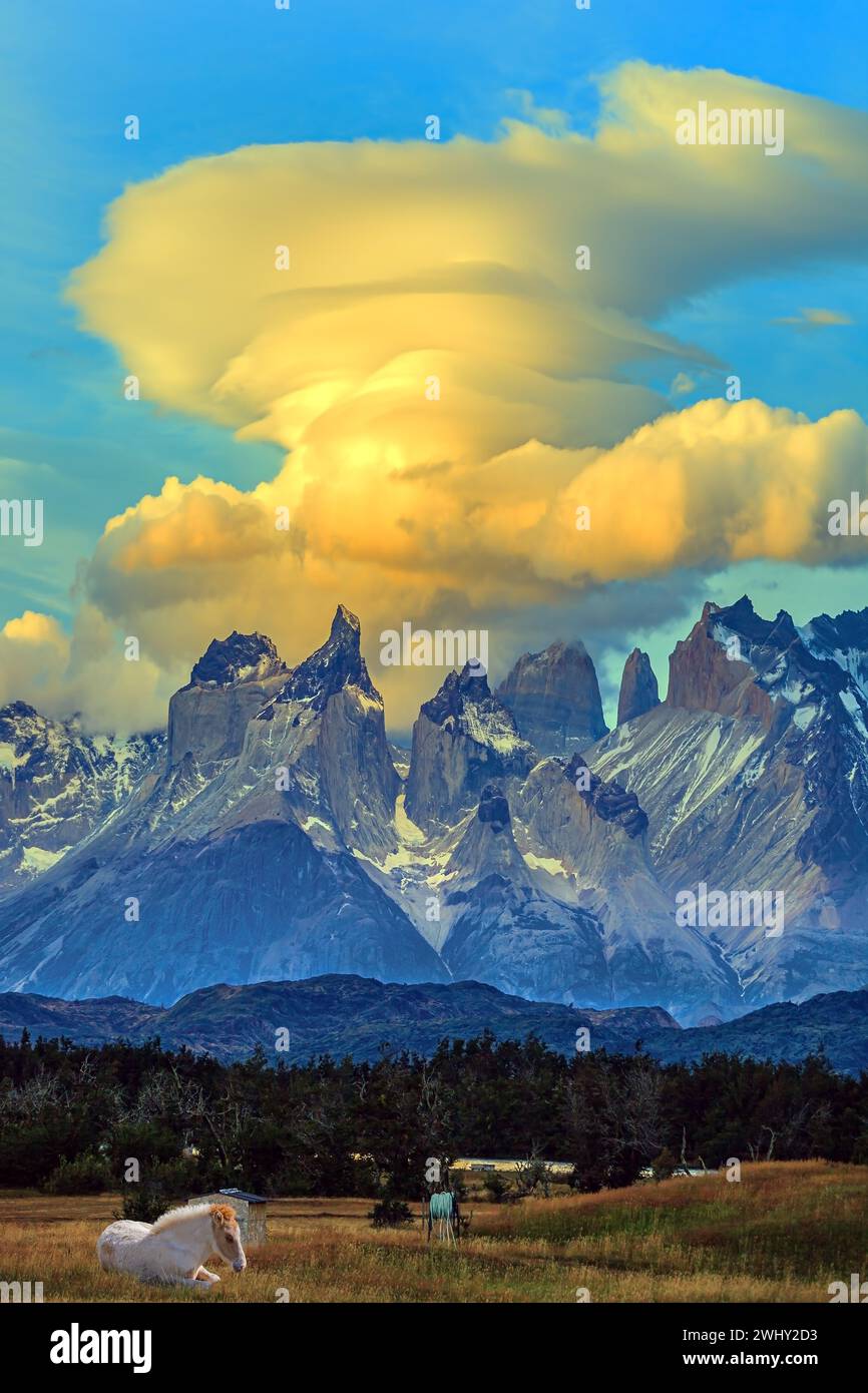 I Cuernos del Paine. Nuvole incredibili Foto Stock