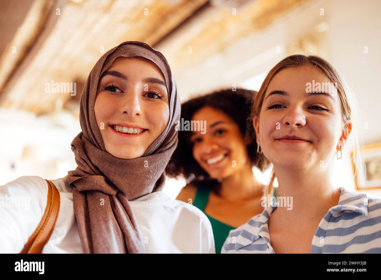 Musulmane in un hijab, femmine afroamericane e bianche adolescenti. Foto Stock