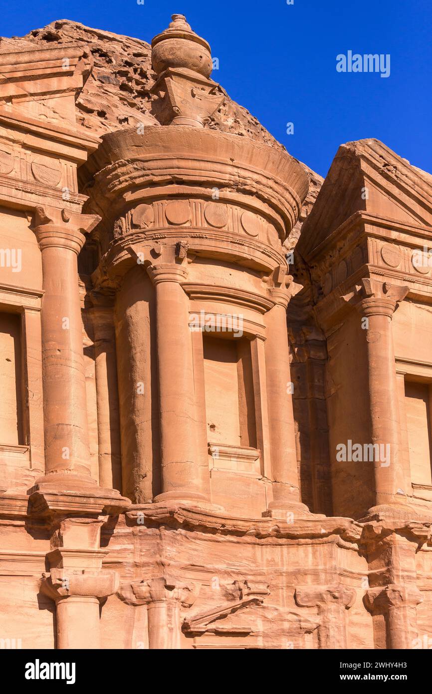 Primo piano del monastero di ed Deir, Petra, Giordania Foto Stock