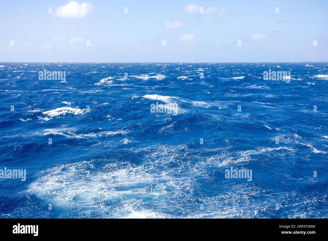 Onde nell'Atlantico instabile, viste dalla nave da crociera Cunard Queen Victoria, nell'Oceano Atlantico Foto Stock