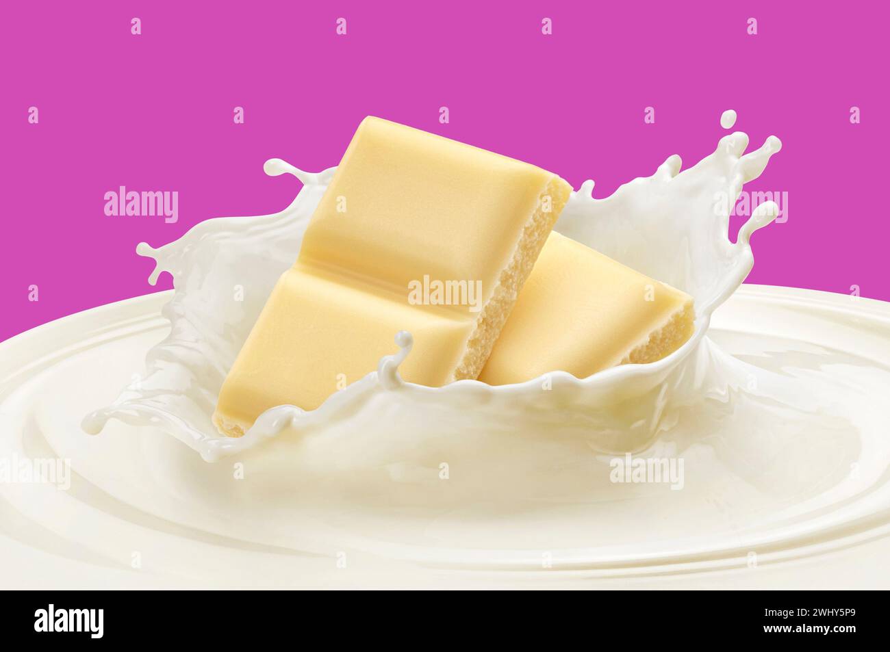Caduta di barrette di cioccolato bianche in schizzi di latte Foto Stock