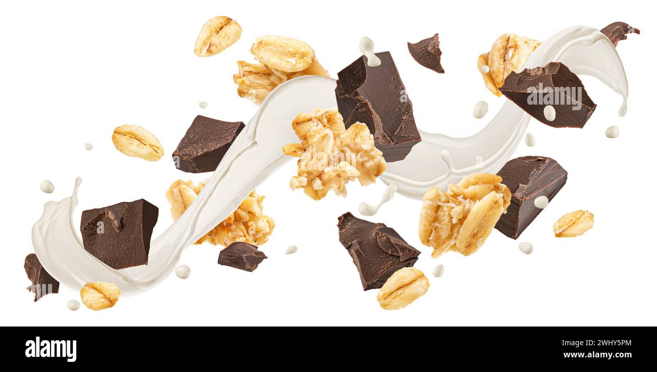 Muesli d'avena con spruzzi di latte e cioccolato isolato su sfondo bianco Foto Stock
