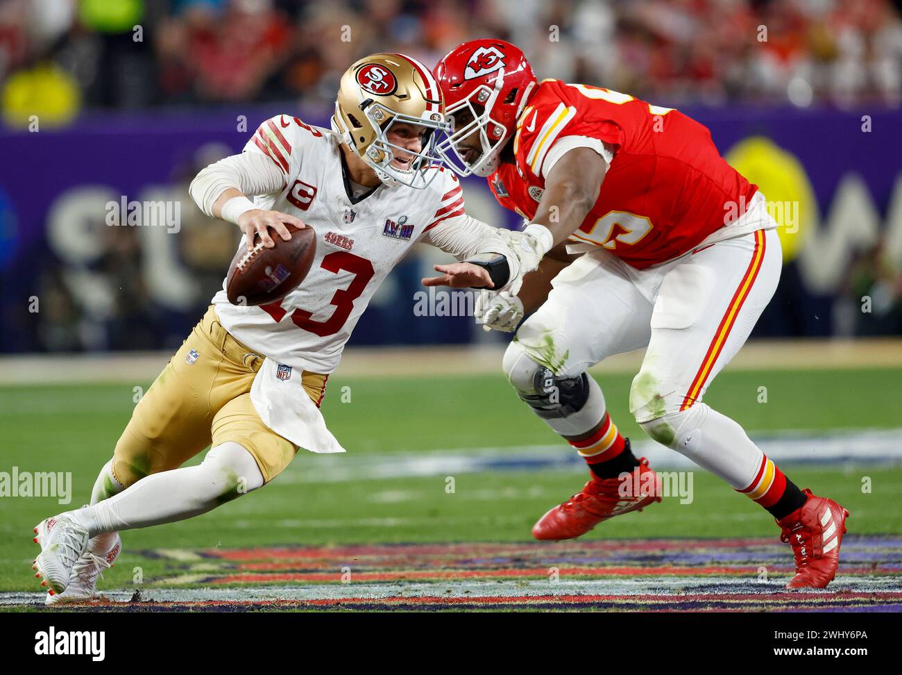 Las Vegas, Stati Uniti. 11 febbraio 2024. Il quarterback dei San Francisco 49ers Brock Purdy (13) si allontana dal defensive tackle dei Kansas City Chiefs Chris Jones (95) per completare un passaggio durante il terzo quarto del Super Bowl LVIII all'Allegiant Stadium di Las Vegas, Nevada, domenica 11 febbraio 2024. Foto di John Angelillo/UPI credito: UPI/Alamy Live News Foto Stock