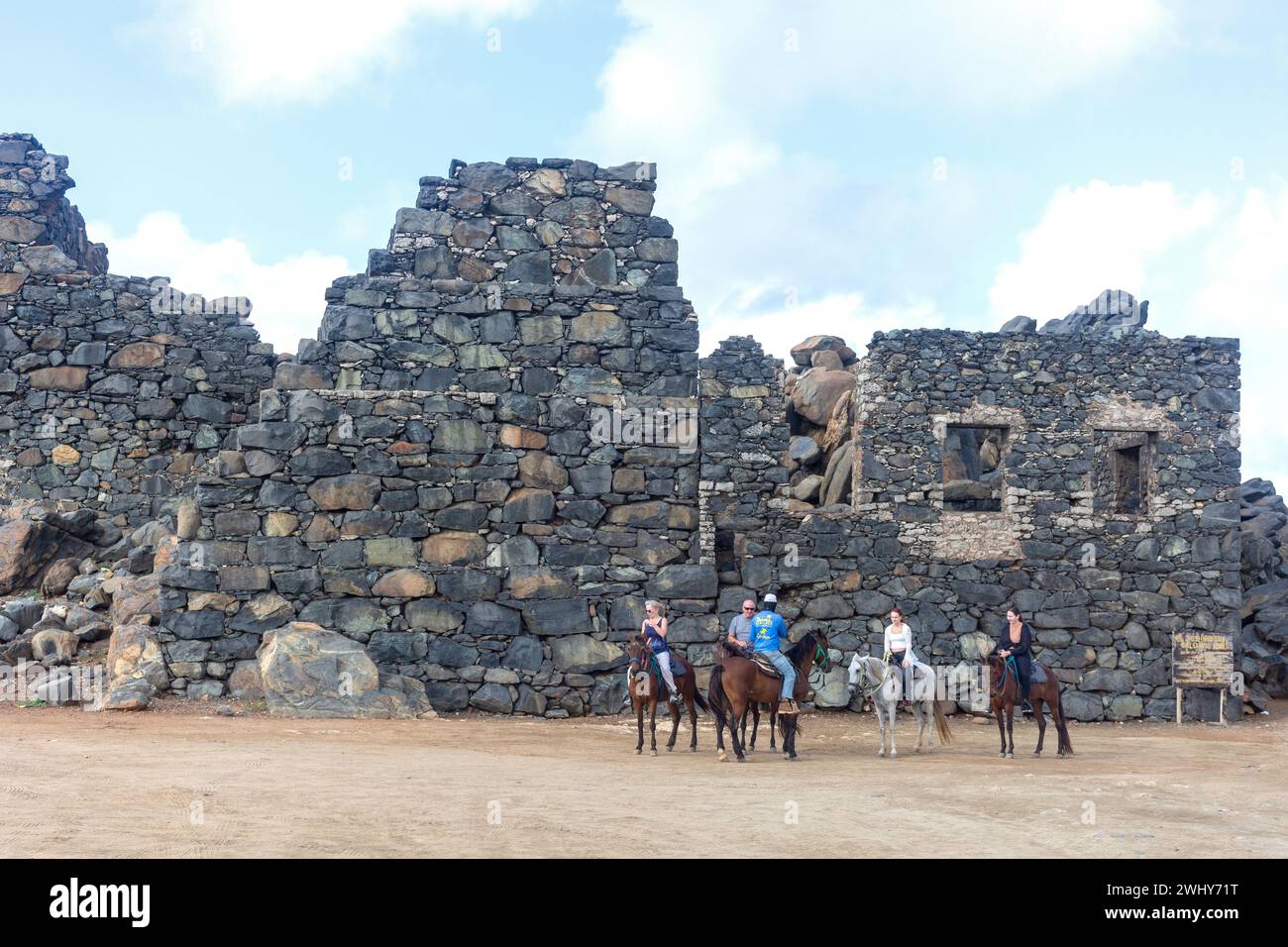 Gruppo di equitazione alle rovine di Bushiribana (mulino d'oro del XIX secolo), Noord, Aruba, Isole ABC, Antille Leeward, Caraibi Foto Stock