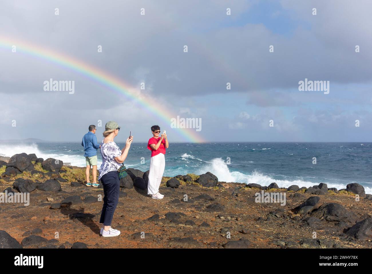 Costa rocciosa e arcobaleno, Santa Cruz, Aruba, isole ABC, Antille Leeward, Caraibi Foto Stock