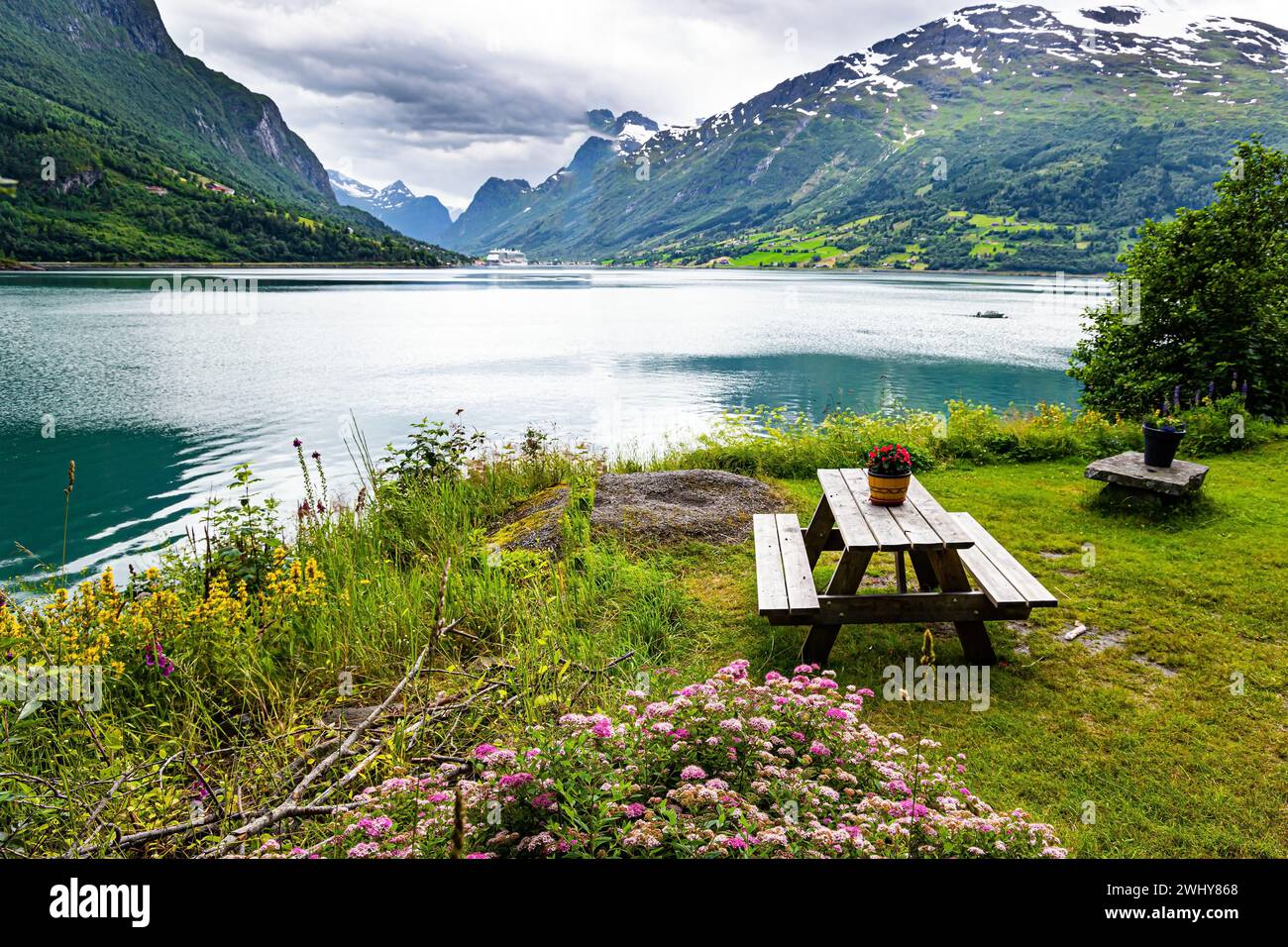 Tavolo e panchine in legno Foto Stock